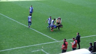 Sedye olmayınca sakatlanan futbolcu karga tulumba saha kenarına taşındı