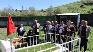 Şehide kabri başında anma