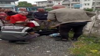 Serdivan Belediyesine ait çöp kamyonu motosikletliyi altına aldı