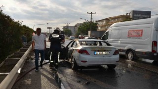 Serikte seyir halindeki otomobil alev alev yandı