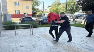 Ses sistemine gizledikleri 840 uyuşturucu hapla yakalandılar; yakınları görüntü alan gazetecileri tehdit etti