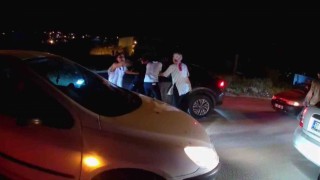 Sevinç kutlamaları esnasında kavgayı ayırmayı çalışan Yardım edin çağrısı kamerada