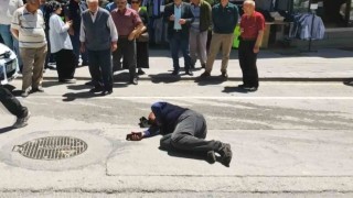 Seyir halindeki aracın önüne atladı, hastanelik oldu