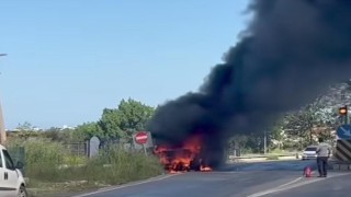 Seyir halindeki çarşaf yüklü kamyonet alev topuna döndü