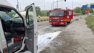 Seyir halindeki minibüs alev aldı