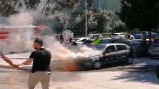 Seyir halindeki otomobil alev alev yandı
