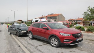 Seyir halindeyken kırmızı ışıkta bekleyen otomobile çarptı: 1 yaralı