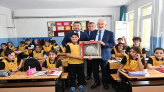 Sınıf başkanının seçim vaadi belediye başkanını okula getirme oldu
