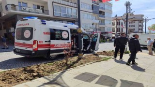 Sinopta motosiklet ile hafif ticari araç çarpıştı: 1 yaralı