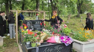 Sipariş teslim ettikten sonra 25 bıçak darbesiyle öldürülen Ata Emre vefatının 1. yılında mezarı başında anıldı