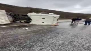 Sivasta kontrolden çıkan kamyon devrildi, sürücü yaralandı