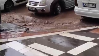 Siverekte aniden bastıran yağış sele neden oldu