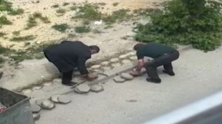 Sokaktaki kaldırım taşlarını söktü, görüntüleri yayılınca geri yerine koydu