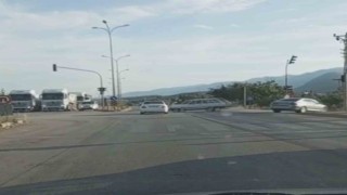 Sosyal medyaya görüntü çekmek isterken, kırmızı ışıkta geçen aracın karıştığı yaralamalı kazayı görüntüledi