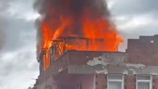 Sultanbeylide korkutan çatı yangını: Alevler yan binaya sıçradı