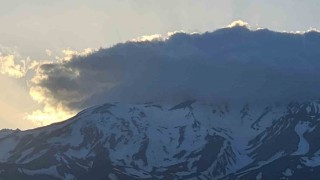 Süphan Dağının zirvesindeki bulutlar görenleri hayran bıraktı