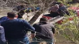 Sürücü aracıyla dereye uçtu
