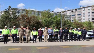 Sürücülere çikolata ve kolonya ikramlı trafik denetimi