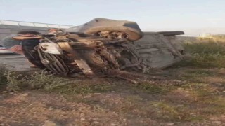 Takla atan atarak yan yatan otomobildeki 4 kişi yaralandı
