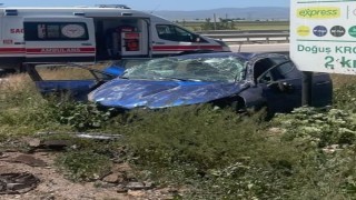 Takla atan otomobilde 2 kişi yaralandı