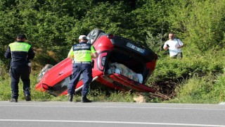 Takla atan otomobildeki aile ölümden döndü: 1i bebek 4 yaralı