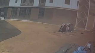 Taklalar atarak durabildi