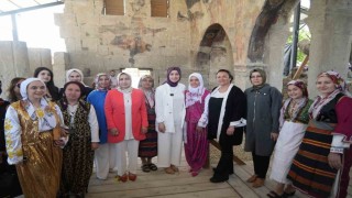 Tarihi kilise bahçesinde Türk mutfağı rüzgarı esti