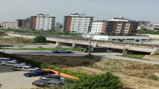 Tarsusta kamyonet köprü altına sıkıştı