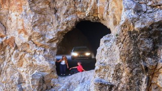 Taş Yolunda tır sıkıştı, yol geçici süreyle ulaşıma kapatıldı