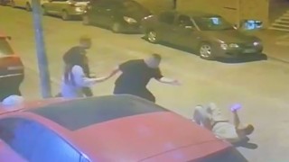 Taşkınlık yapan alkollü komşusunu tek yumrukla yere serdi