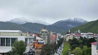 Tatvanda mayıs ayında kar sürprizi: Nemrut ve yüksek kesimler beyaza büründü