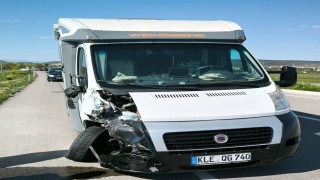 Tavşanlıda karavan ile minibüs çarpıştı: 1 yaralı