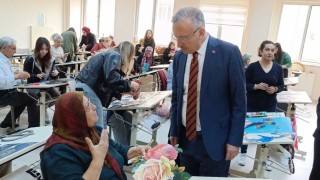 Tazelenme Üniversitesi öğrencileri el sanatları atölyesinde
