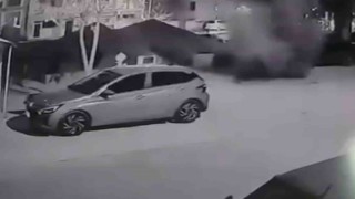 Tazyikli su asfaltı patlattı: İki araçta hasar oluştu