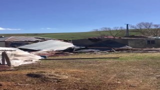 Tekmanda hortumda binaların çatıları uçtu