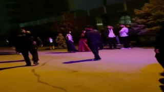 Tekme ve yumrukların havada uçuştuğu düğün kavgasında polis memurları arada kaldı