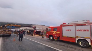 Tekstil işçilerini taşıyan minibüs karşı şeride geçerek otomobille çarpıştı: 1i ağır 13 yaralı