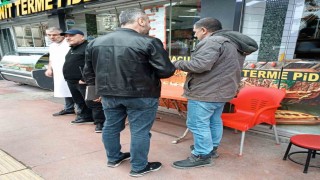 Telefondaki sahte polisten, yanındaki gerçek polis sayesinde kurtuldu