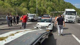 TEMde otomobille oto kurtarıcı çarpıştı: 3 yaralı