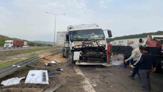 TEMde sürücüsünün uyuduğu iddia edilen buğday yüklü tır devrildi
