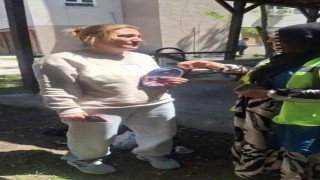 Temizlik görevlisi bulduğu para dolu cüzdanı sahibine teslim etti