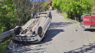 Ters dönen otomobilden yara almadan kurtuldu