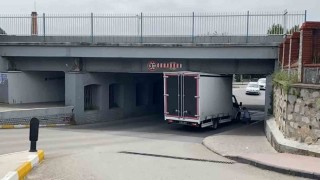 Ticari araç tren yolu alt geçitte sıkıştı