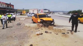Ticari taksinin kaza anı kamerada: 2 yaralı