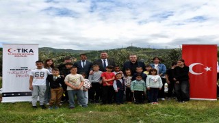 TİKAdan Arnavutluktaki yetim ailelere zeytin fidanı ve gübre desteği