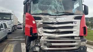 Tır ile kamyonet çarpıştı: 1 yaralı