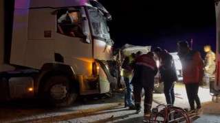 Tır ve pikap kafa kafaya çarpıştı: 1 ölü