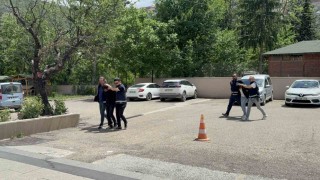 Tokatta dövülerek öldürülen kadınla ilgili gözaltı alınan 2 kişi adliyeye sevk edildi