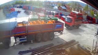 Tokatta harekete geçen kamyonet park halindeki tıra çarparak durdu