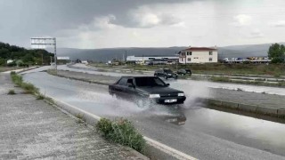 Tosyada sağanak yağış etkili oldu, yollarda su birikintisi oluştu